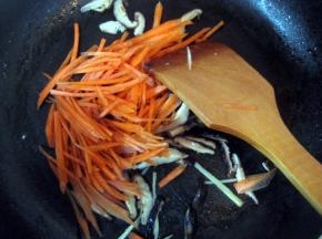 然后加入胡萝卜丝，淋1/2小匙生抽，菜变软后盛出；