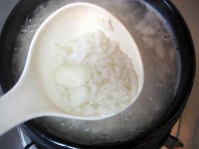 熬粥的过程中，要不停的搅动，以防止粥糊底；