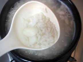 熬粥的过程中，要不停的搅动，以防止粥糊底；