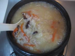 继续边煮边搅拌，直到粥变得粘稠，关火。依个人口味调入适量盐、黑胡椒粉，少许香油。配上香菜即可。