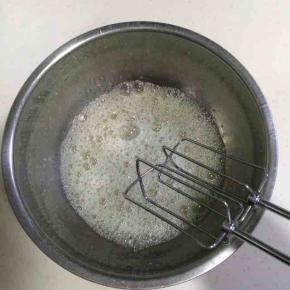 用电动打蛋器低速把蛋白打至粗泡，加入1/3细砂糖后继续搅打。（加入蛋白部分的细砂糖合计是40克）