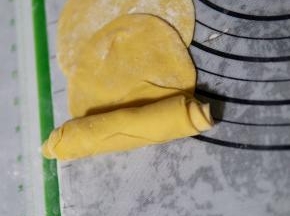 由下往上卷