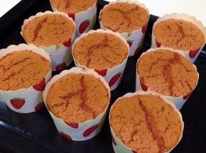 待蛋糕杯冷却后即可摆放正了。