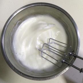 转高速继续打发，蛋白打出纹路就加入剩下的细砂糖。