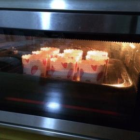 入预热好的烤箱中层，上下火，165度，25分钟。