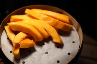 南瓜切小片放在干净蒸笼上