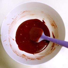 用刮刀翻拌均匀至无干粉状态，放一旁备用。