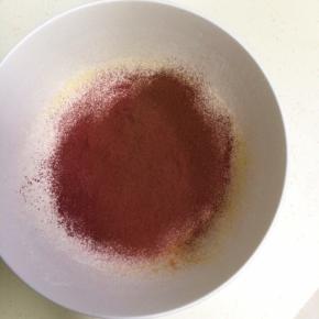 筛入低筋面粉、可可粉和红曲粉。