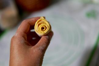 这样玫瑰花就做好了