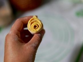 这样玫瑰花就做好了