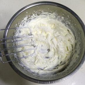 在淡奶油中加入20克细砂糖，用电动打蛋器打发打奶油，打至奶油有阻力，有明显的纹路。