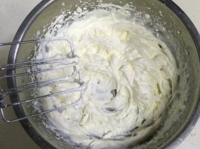 在淡奶油中加入20克细砂糖，用电动打蛋器打发打奶油，打至奶油有阻力，有明显的纹路。