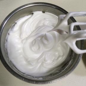 一直打至蛋白呈干性发泡状态，打蛋器提起有挺直不下垂的尖头。