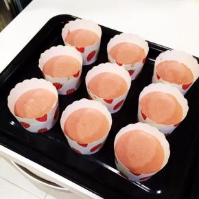 翻拌好的面糊倒入蛋糕纸杯中，七八分满即可。