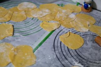 擀成圆形，就像饺子皮那样