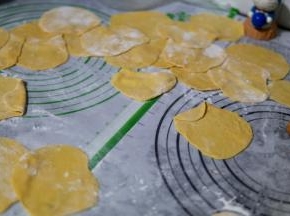 擀成圆形，就像饺子皮那样