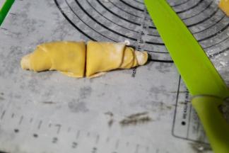 用锋利的刀切成两段