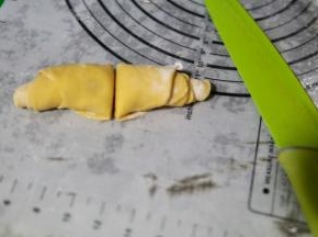 用锋利的刀切成两段