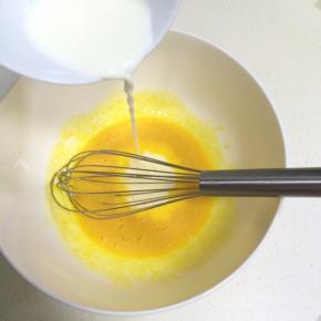 加入玉米油和牛奶，先后用手动打蛋器搅拌均匀。