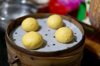 发酵好的面团分成10份，搓圆码在蒸笼上