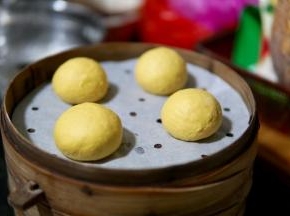 发酵好的面团分成10份，搓圆码在蒸笼上