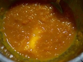 然后放入糖，水搅拌均匀