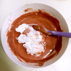 把打发好的蛋白糊分三次加入红曲蛋黄糊中进行翻拌均匀。