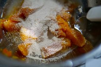 放凉好的南瓜加入酵母