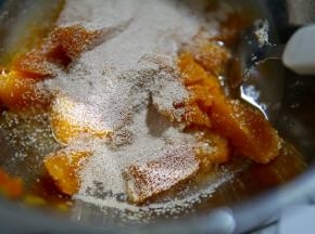 放凉好的南瓜加入酵母