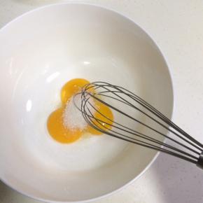 蛋黄中加入15克细砂糖搅拌均匀。