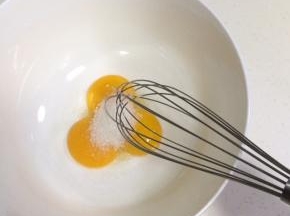 蛋黄中加入15克细砂糖搅拌均匀。