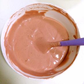 每加入一次蛋白糊拌匀后，再加入下一次的量。