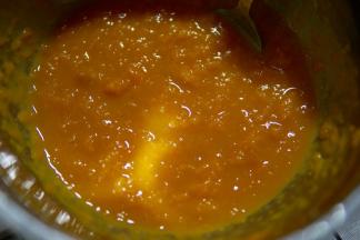 然后放入糖，水搅拌均匀