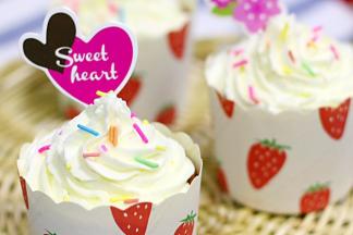 给杯子蛋糕挤上奶油，撒上少许糖珠作为装饰。