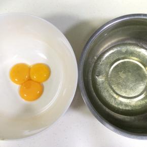 把蛋黄、蛋白分离，分别放入无水无油的盆子内。