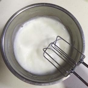 慢慢的转中速把蛋白打至细腻时，加入1/3细砂糖继续搅打。