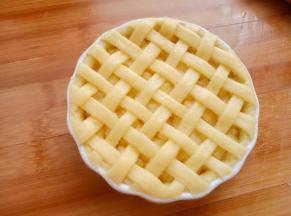 取适量面团擀成面皮切成等宽的条，编在派盘上。