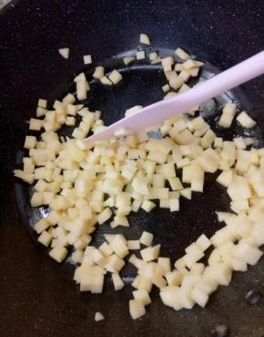 制作苹果馅：锅放黄油，把苹果要小块倒入锅中翻炒几下，放入糖，盐。这时候可能会出水。把水分炒干。玉米淀粉加入适量水搅匀倒入。翻炒几下出锅备用。