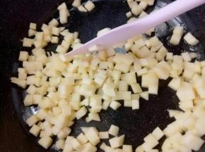 制作苹果馅：锅放黄油，把苹果要小块倒入锅中翻炒几下，放入糖，盐。这时候可能会出水。把水分炒干。玉米淀粉加入适量水搅匀倒入。翻炒几下出锅备用。
