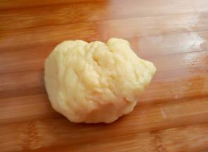 黄油软化后加低粉和糖粉拌均匀加全蛋液揉成团即可。不要揉时间长。不光滑没关系。放冰箱冷藏20分钟