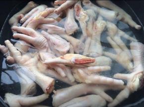 锅中放适量的水大火煮开，放入鸡脚煮到鸡脚变色，3-5分钟左右。