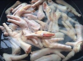 锅中放适量的水大火煮开，放入鸡脚煮到鸡脚变色，3-5分钟左右。