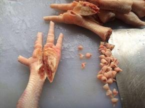 鸡脚清洗干净，切掉小爪子，再切开两半。