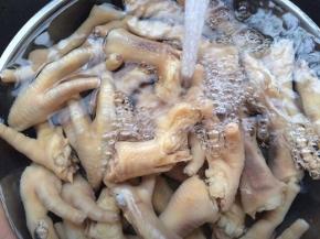 捞起的鸡脚马上用冷水冲洗降温。