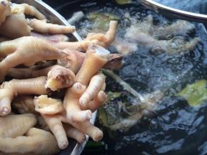 然后再次放入鸡脚，大火煮8-10分钟左右即可。
