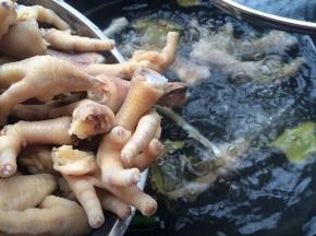 然后再次放入鸡脚，大火煮8-10分钟左右即可。
