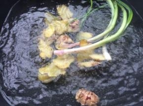 锅中再次放入适量的水，放入切好的姜片和香葱煮开，稍微煮久一点，让姜的味道完全释放出来，去腥味更好。