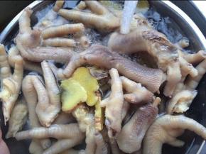 再次捞起的鸡脚跟前面的步骤一样，再一次用冷水冲洗降温。