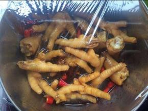 最后盖上保鲜膜放入冰箱冷藏5-8小时就可以吃了。