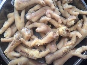 然后放入冰水中浸泡18分钟左右即可。